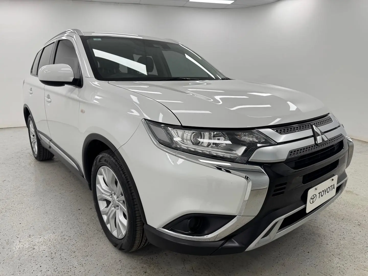 2020 Mitsubishi Outlander Gallery Image 1