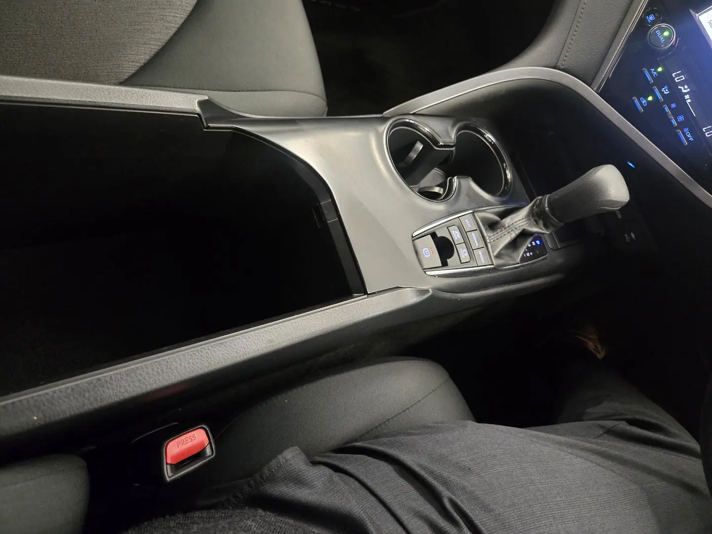 2020 Toyota Camry Gallery Image 32