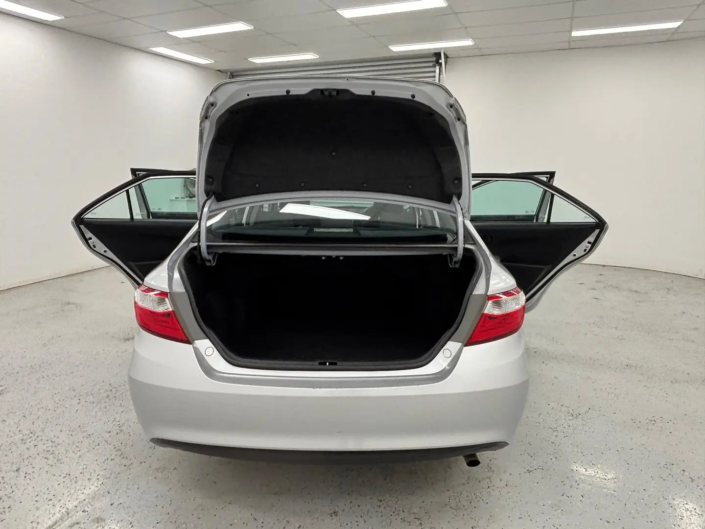 2016 Toyota Camry Gallery Image 11