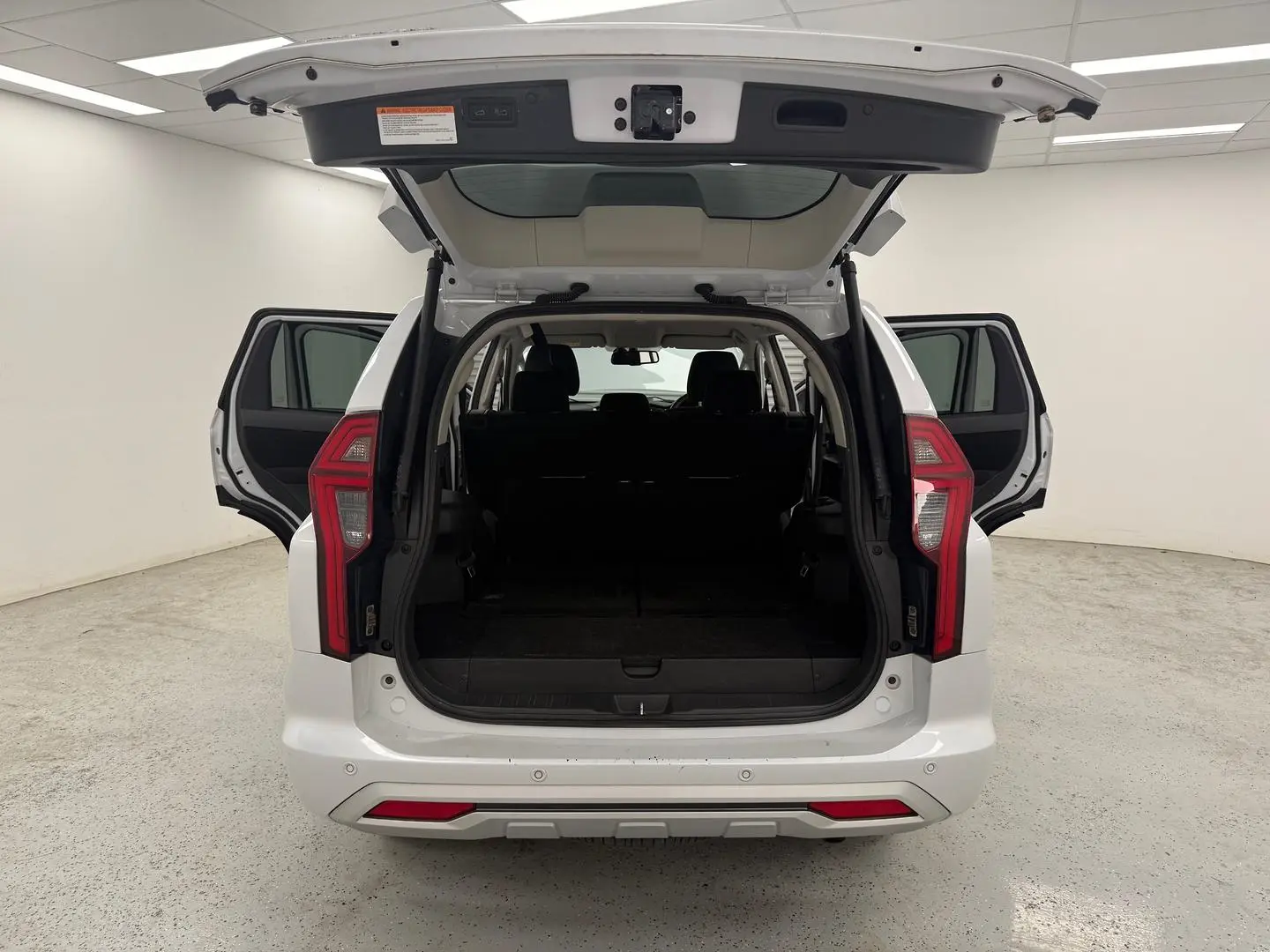 2023 Mitsubishi Pajero Sport Gallery Image 14