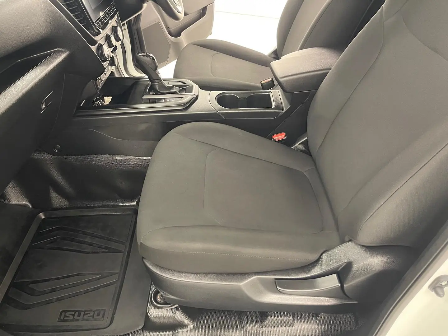 2024 Isuzu D-MAX Gallery Image 16