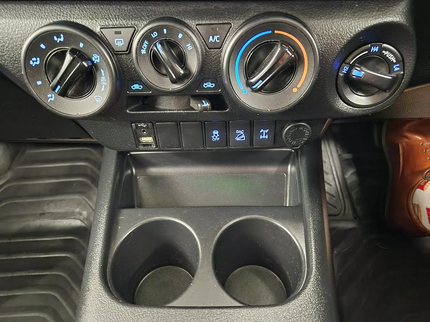 2018 Toyota Hilux Gallery Image 26
