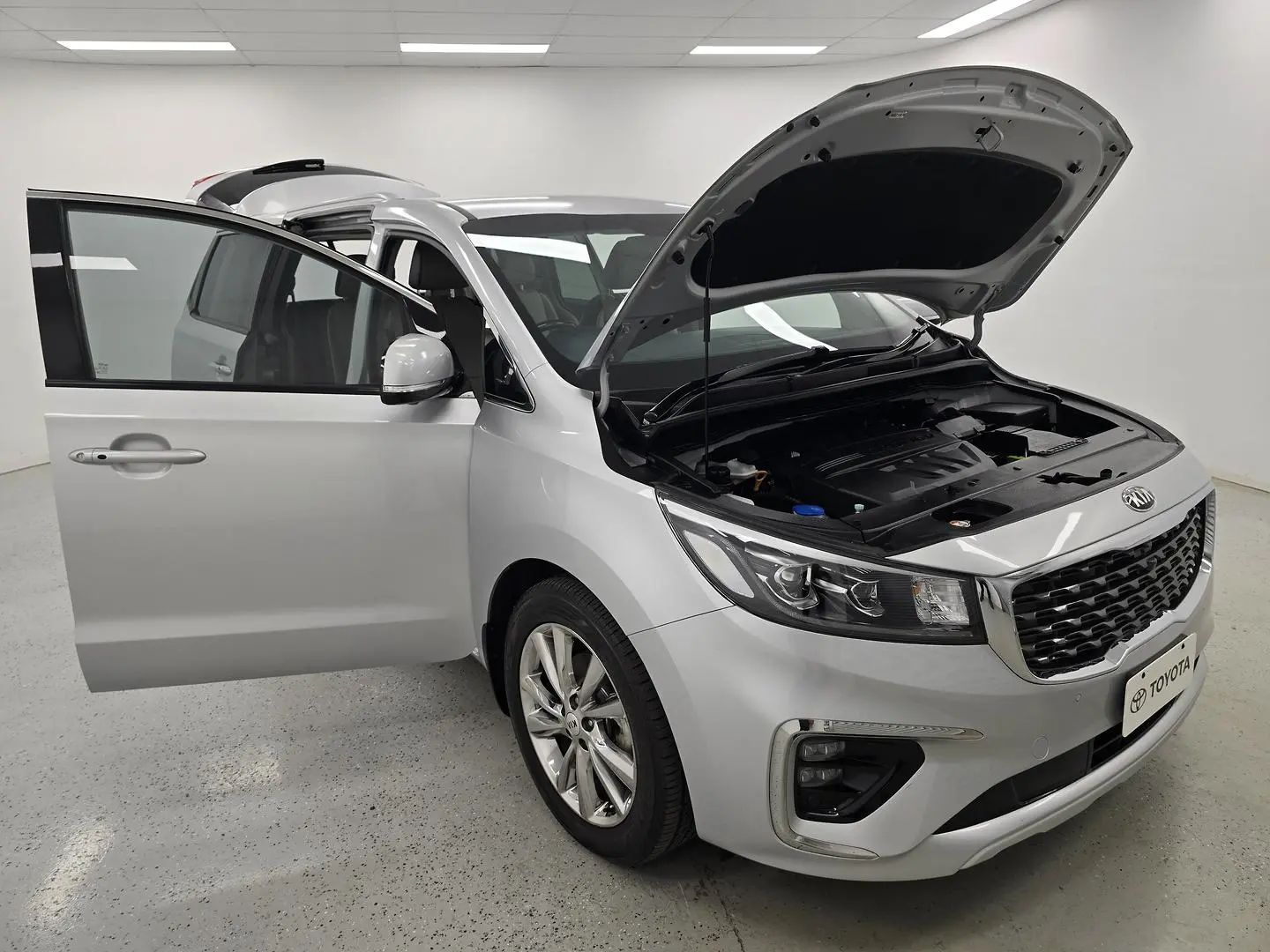 2019 Kia Carnival Gallery Image 8