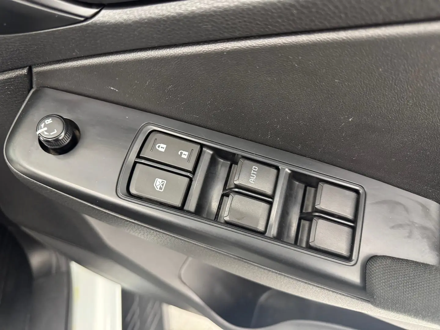 2024 Isuzu D-MAX Gallery Image 17