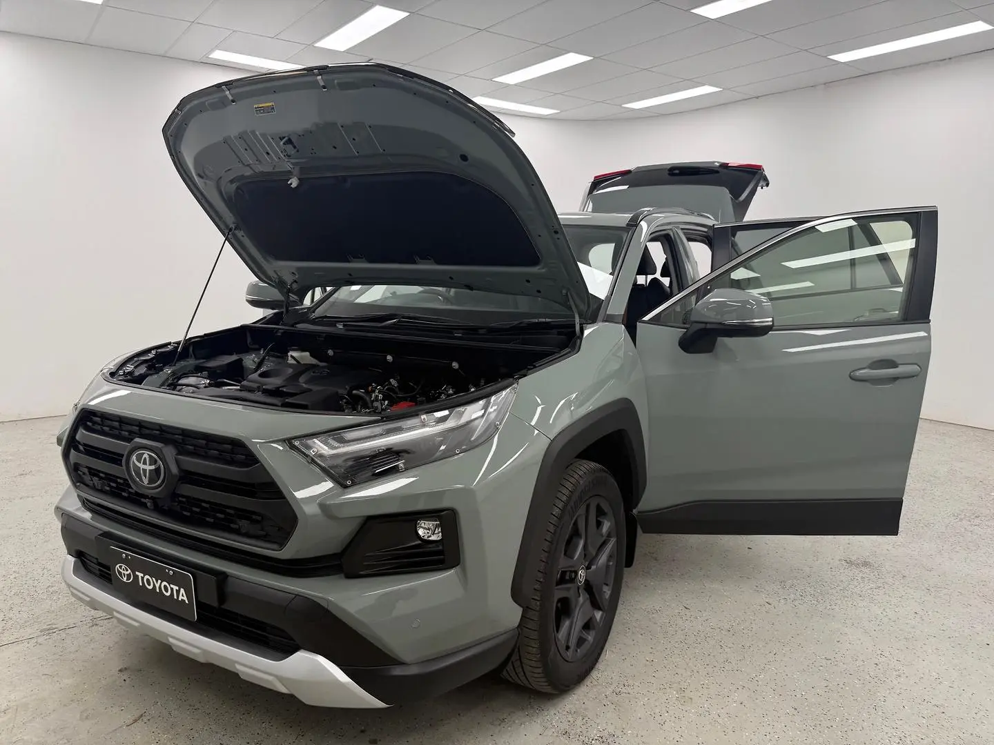 2023 Toyota RAV4 Gallery Image 8