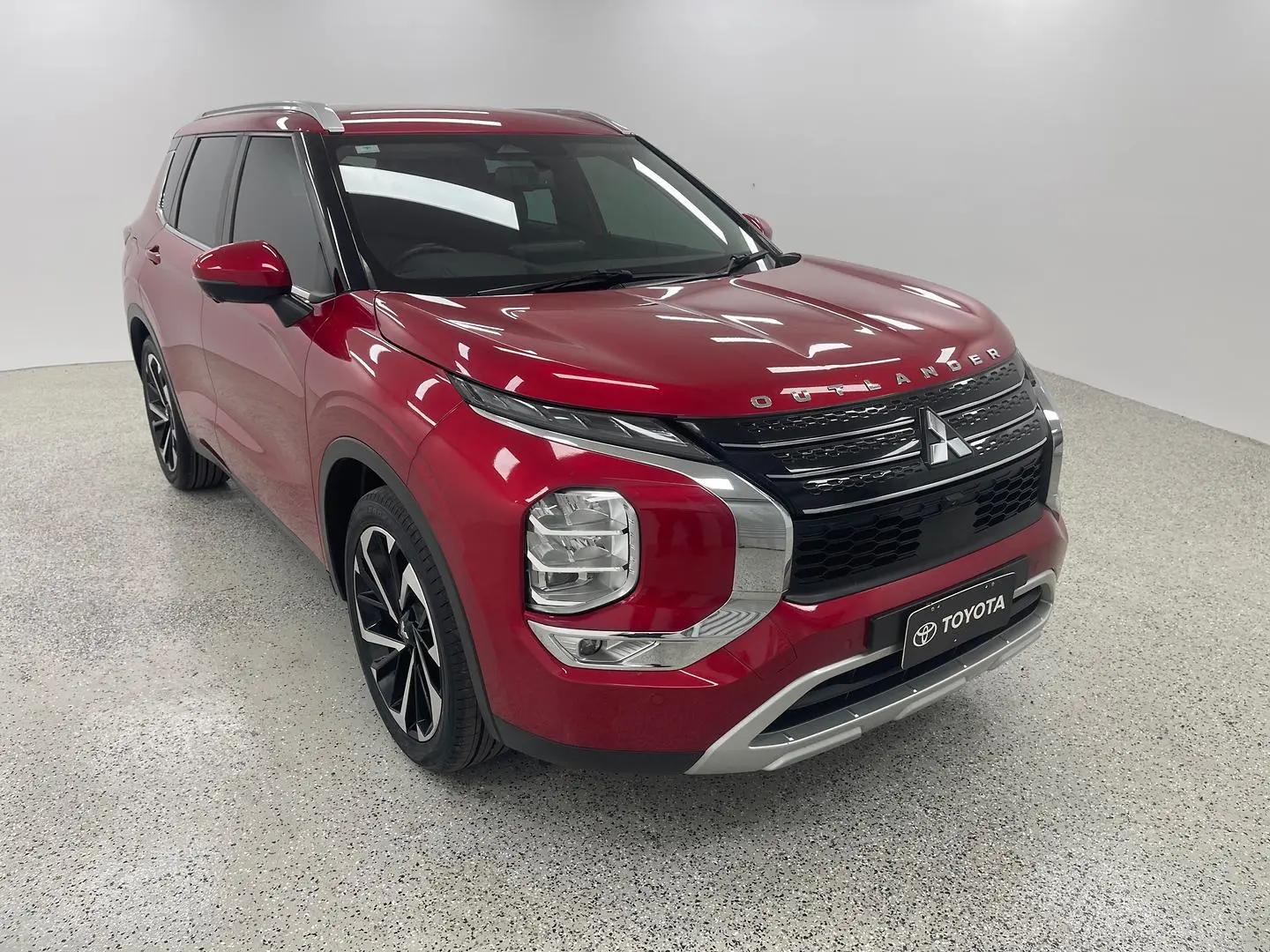 2022 Mitsubishi Outlander Gallery Image 1