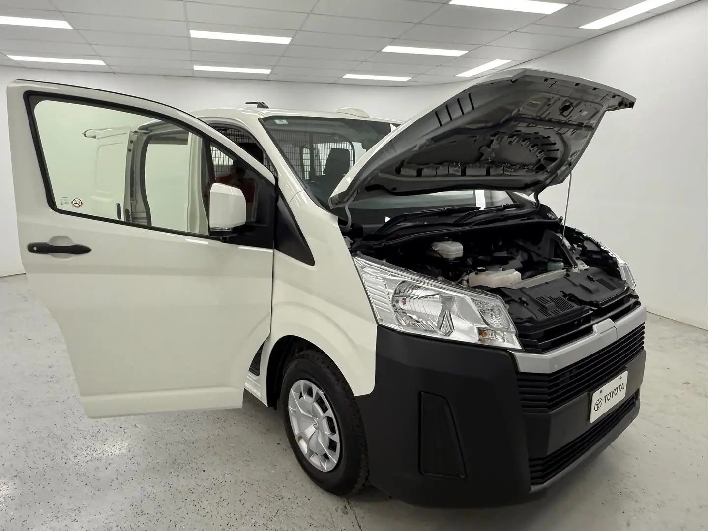 2022 Toyota Hiace Gallery Image 21
