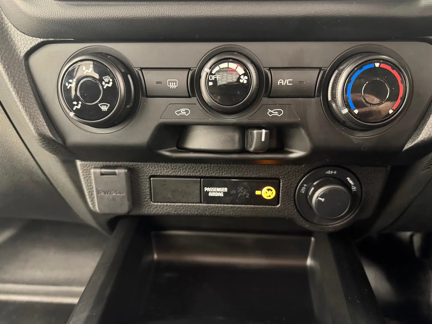 2024 Isuzu D-MAX Gallery Image 23