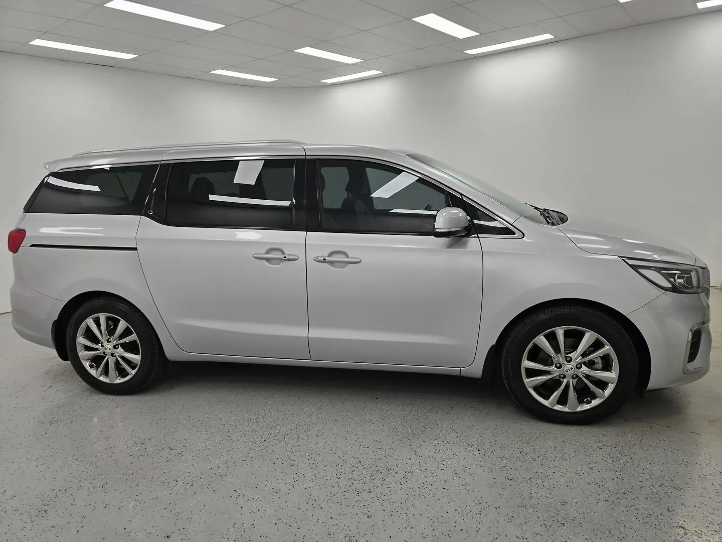 2019 Kia Carnival Gallery Image 2