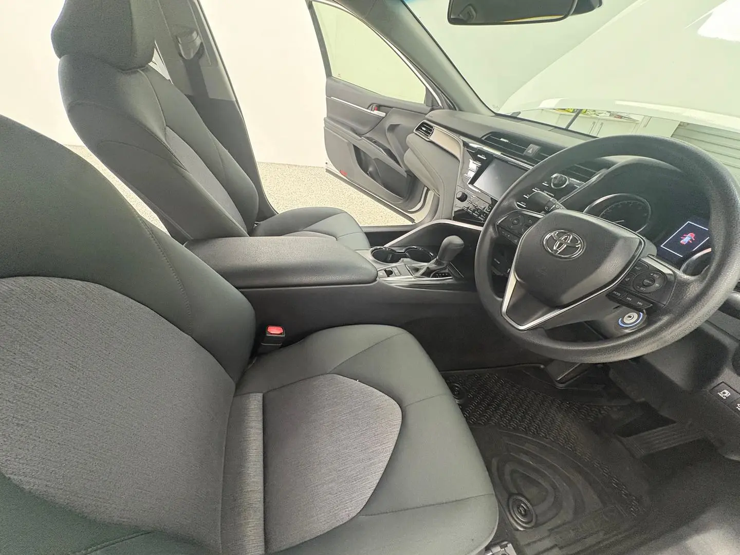 2019 Toyota Camry Gallery Image 18