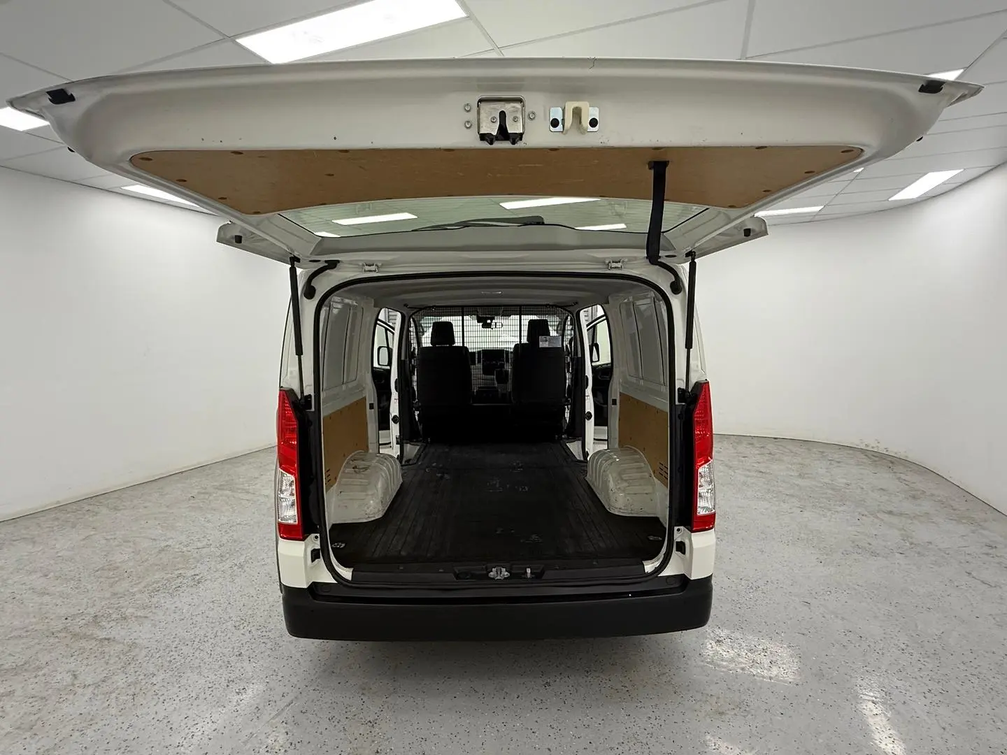 2022 Toyota Hiace Gallery Image 14