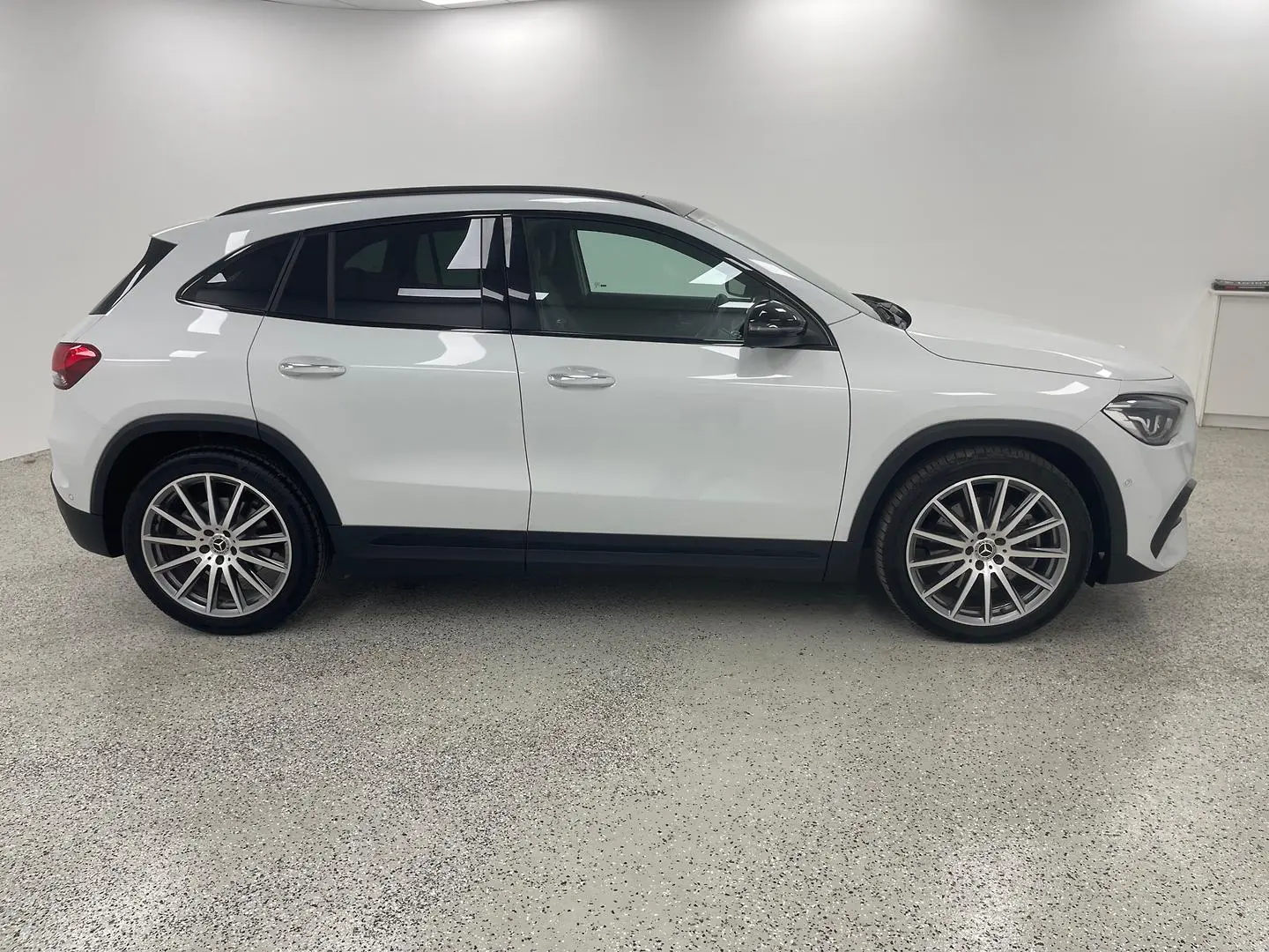 2020 Mercedes-Benz GLA-Class Gallery Image 2