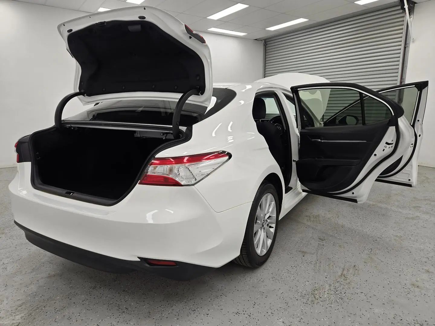 2019 Toyota Camry Gallery Image 10