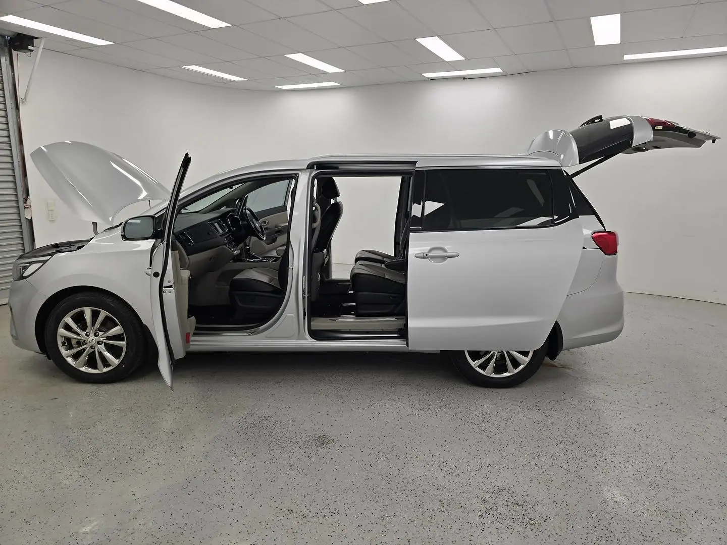 2019 Kia Carnival Gallery Image 11