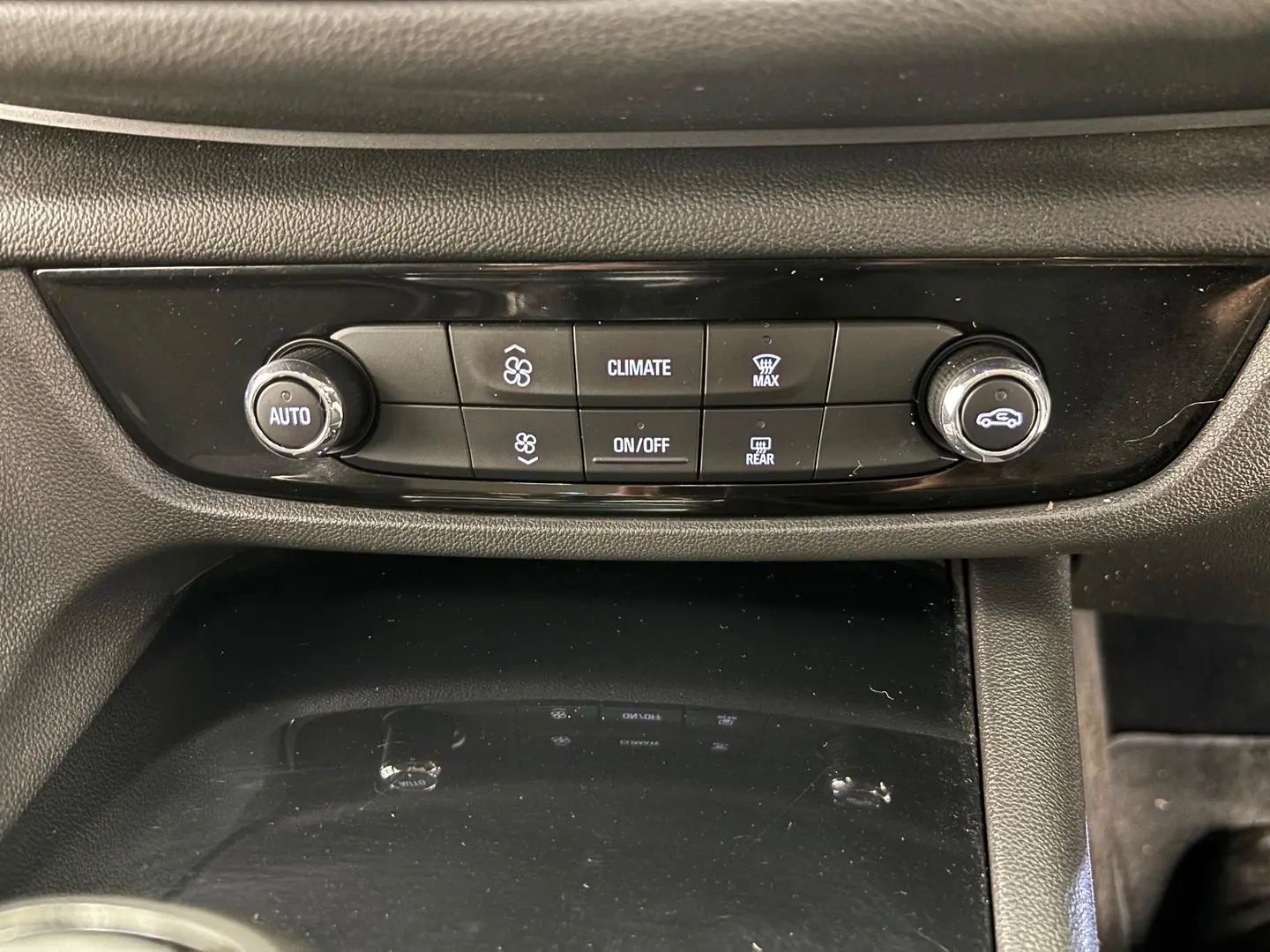 2018 Holden Commodore Gallery Image 33