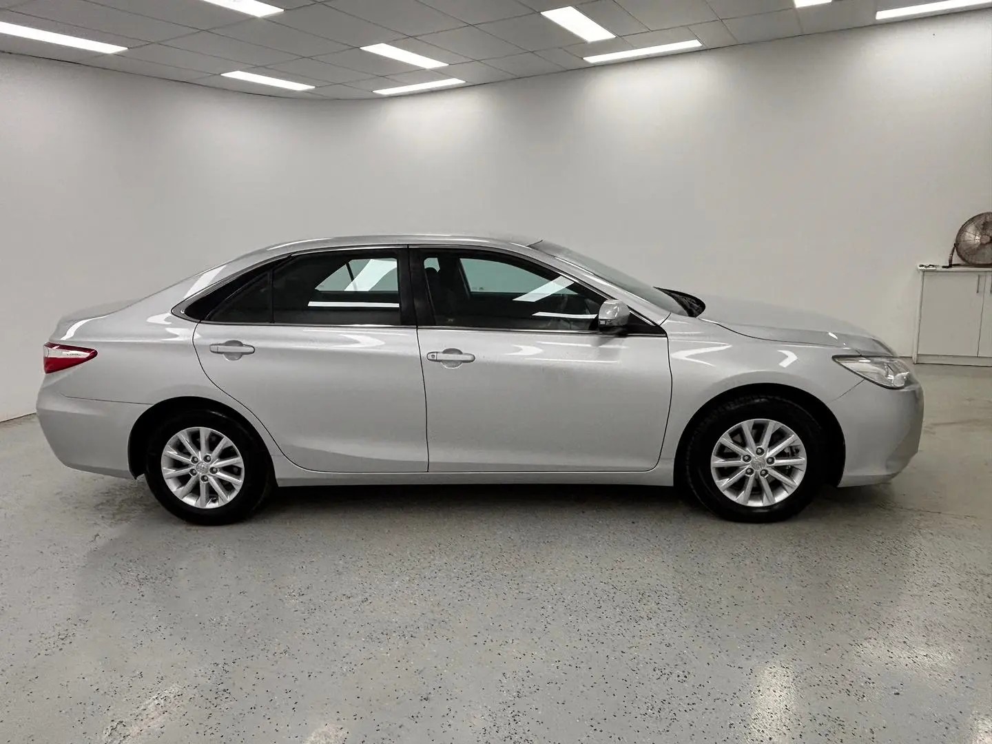 2016 Toyota Camry Gallery Image 2