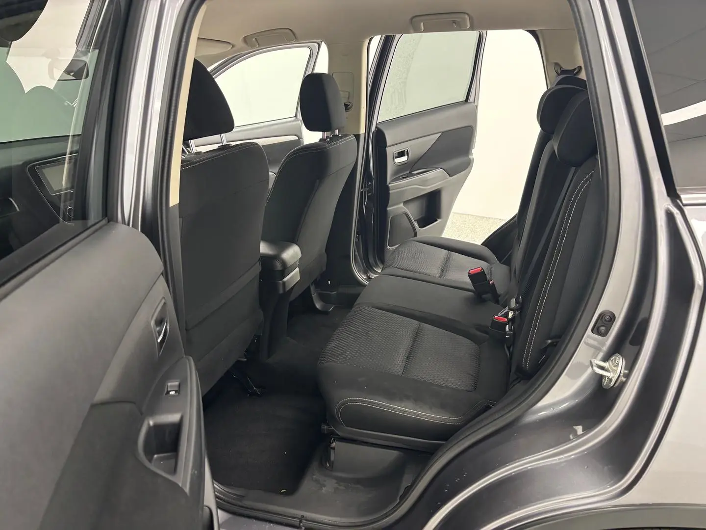 2017 Mitsubishi Outlander Gallery Image 19