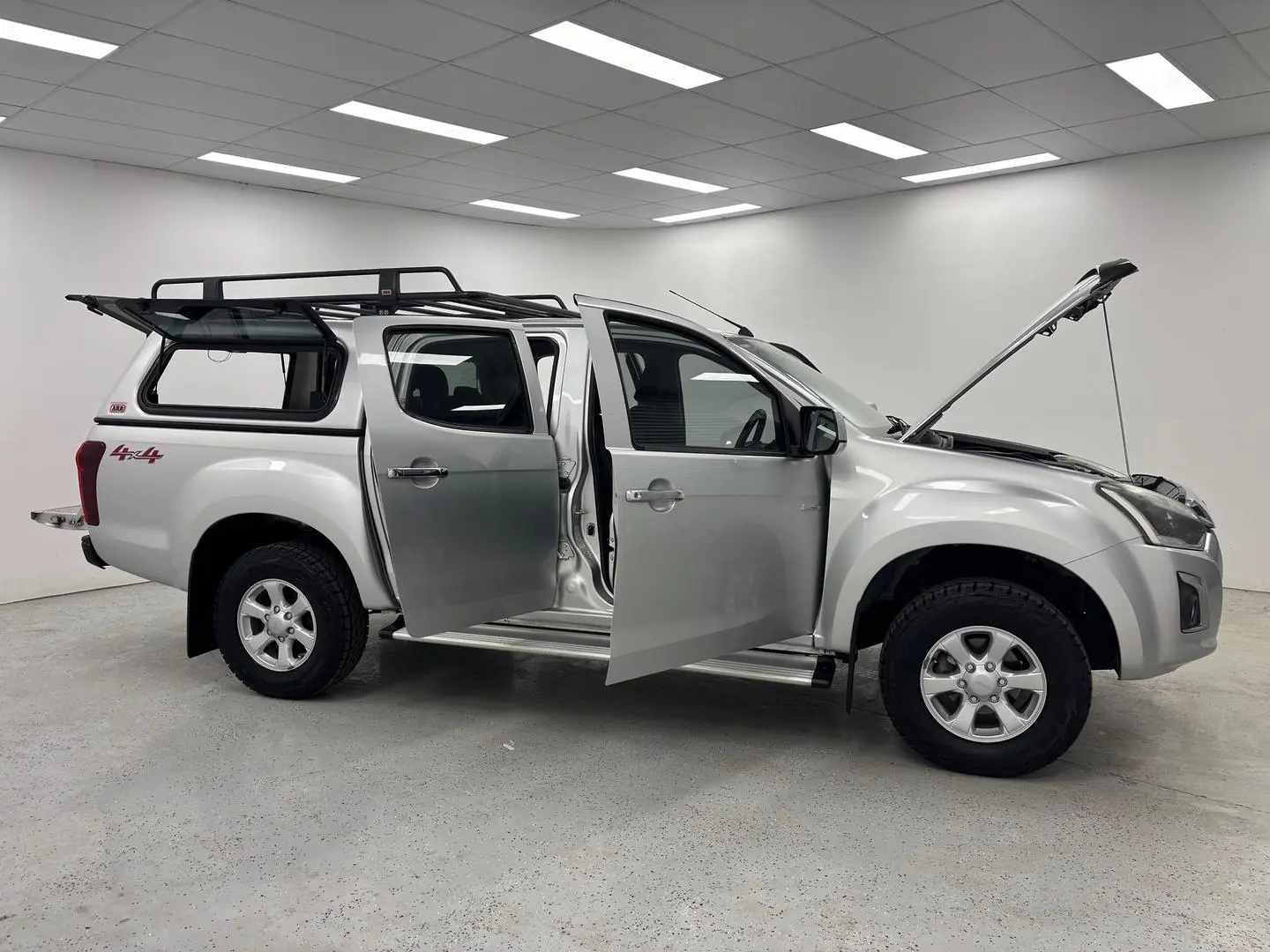 2017 Isuzu D-MAX Gallery Image 9