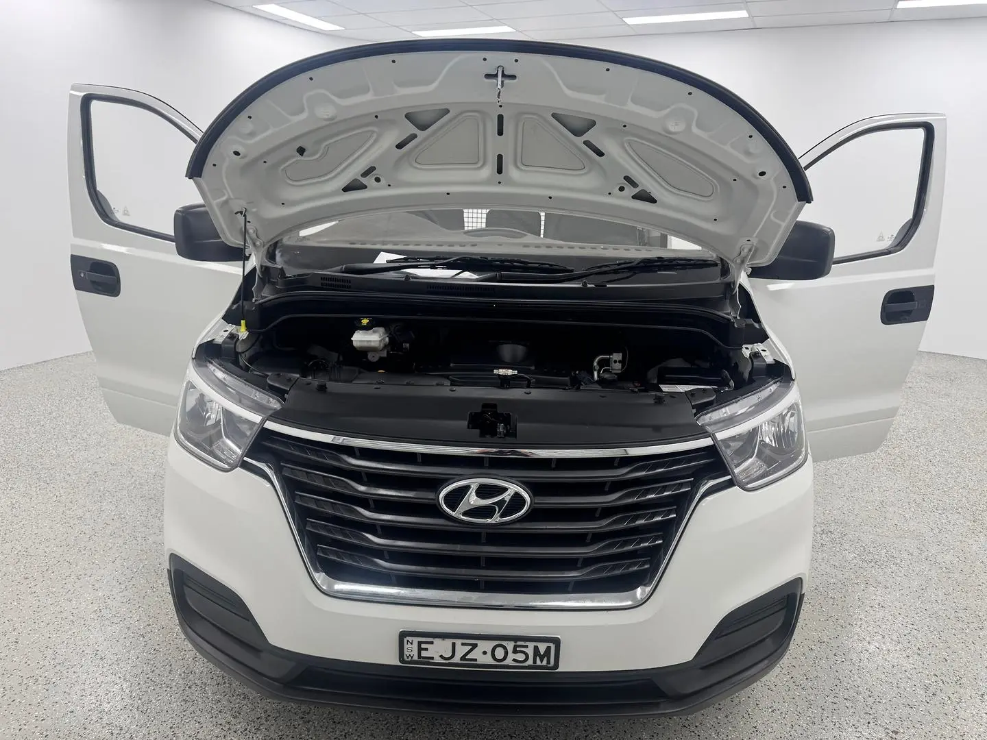 2020 Hyundai iLoad Gallery Image 14