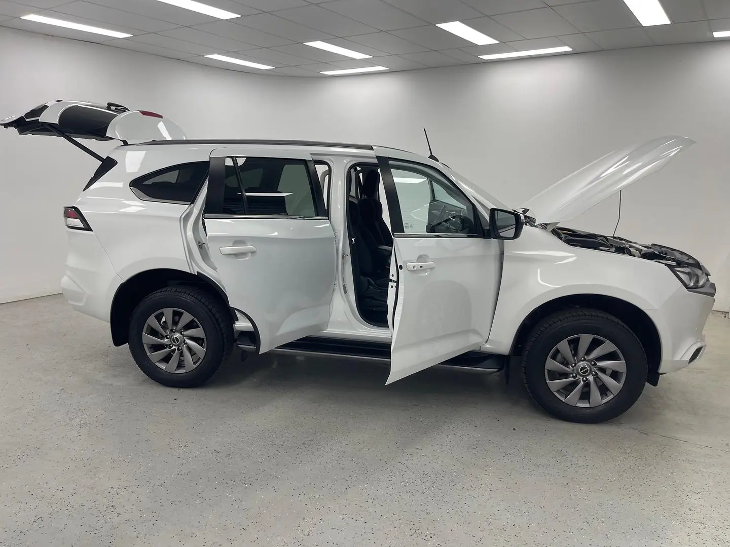 2021 Isuzu MU-X Gallery Image 9