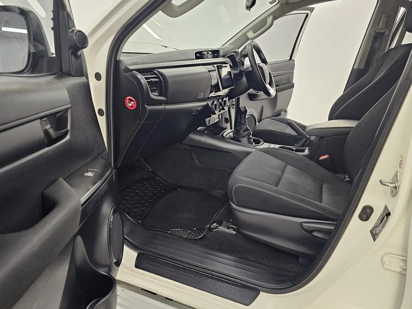 2015 Toyota Hilux Gallery Image 11