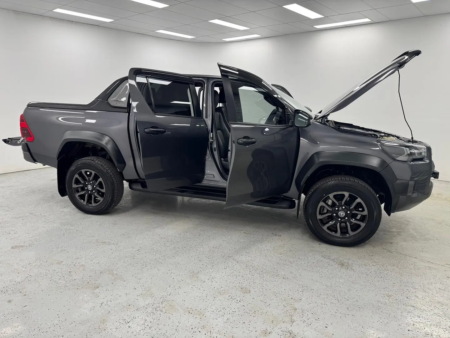 2023 Toyota Hilux Gallery Image 8