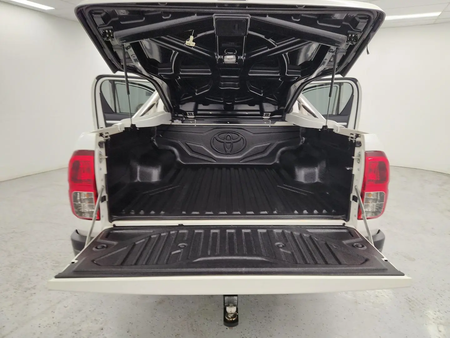 2017 Toyota Hilux Gallery Image 11