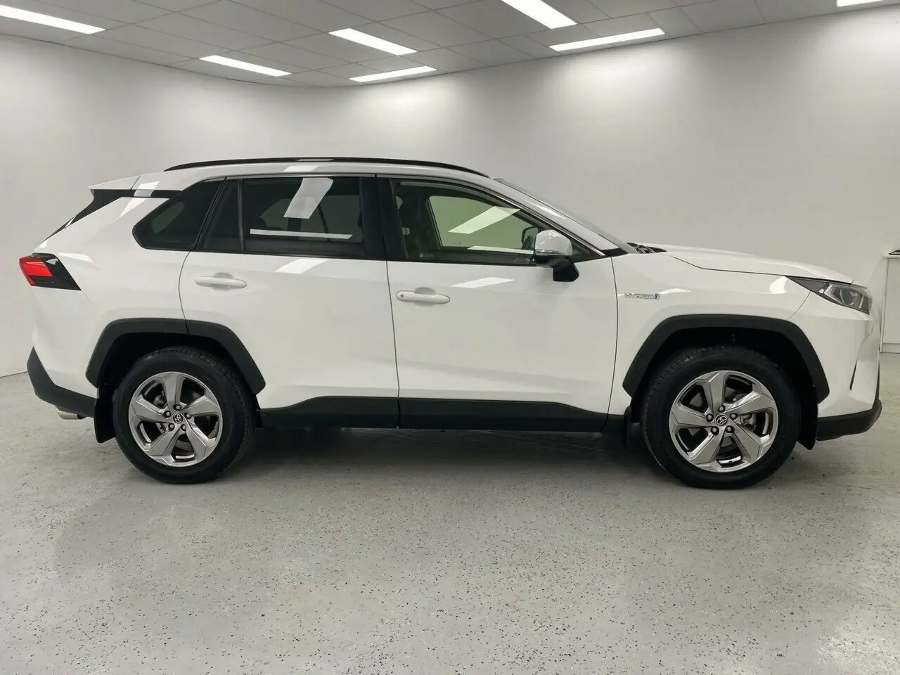 2019 Toyota RAV4 Image 2