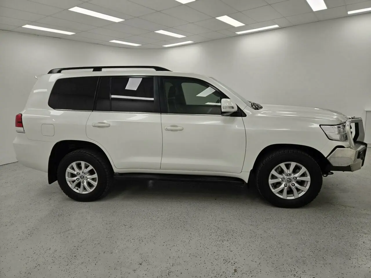 2015 Toyota Landcruiser Image 2