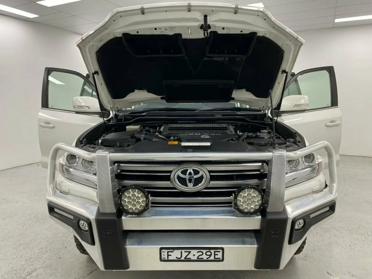 2016 Toyota Landcruiser Image 16