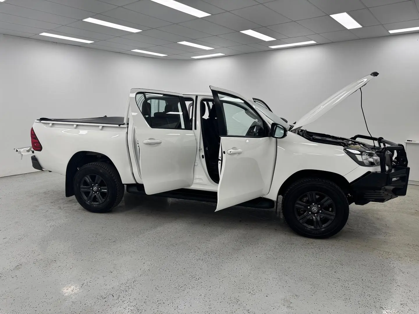 2023 Toyota Hilux Gallery Image 8