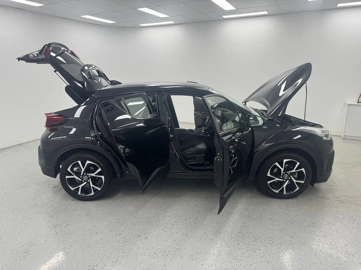 2018 Toyota C-HR Gallery Image 8