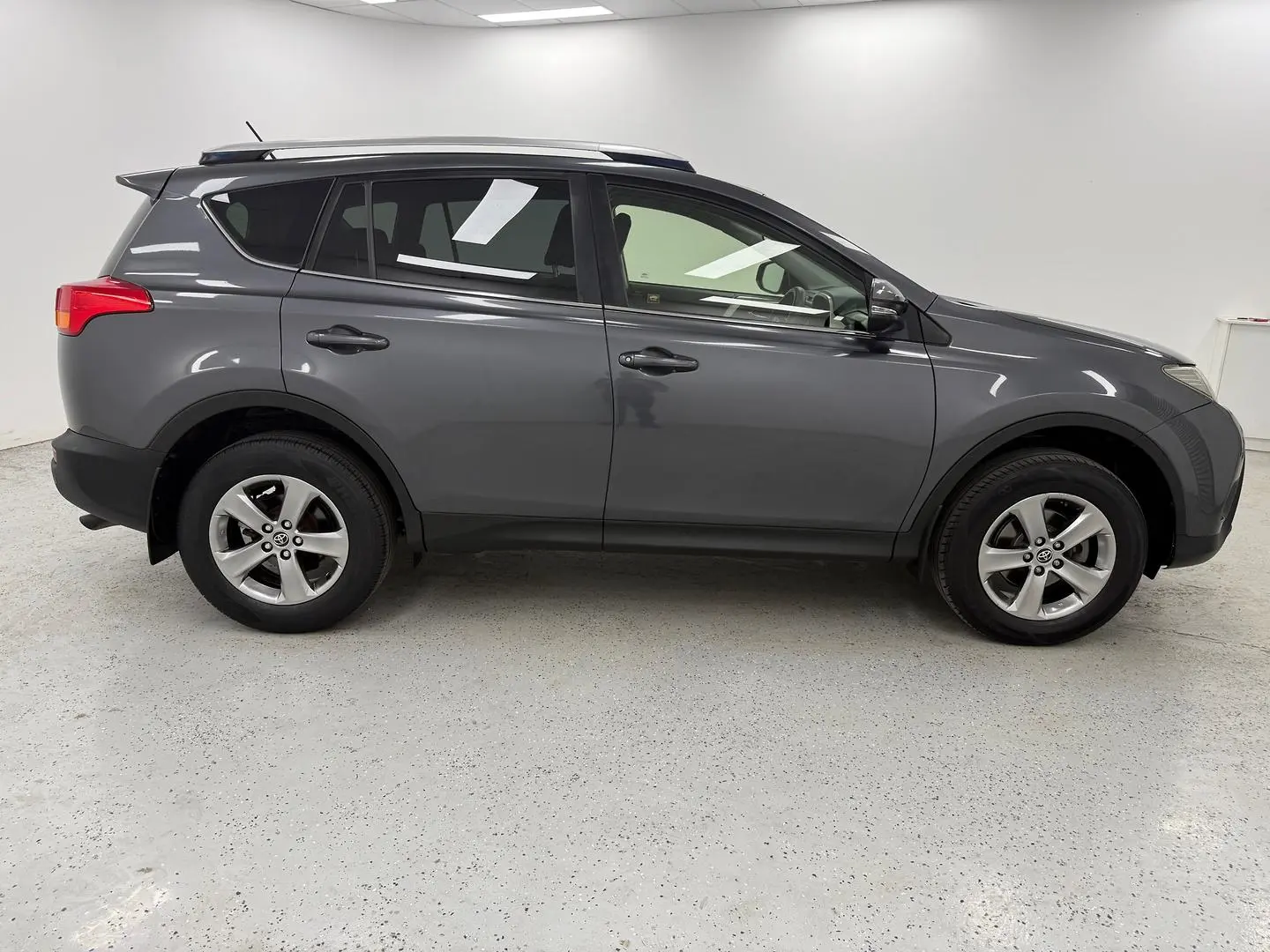 2015 Toyota RAV4 Gallery Image 2