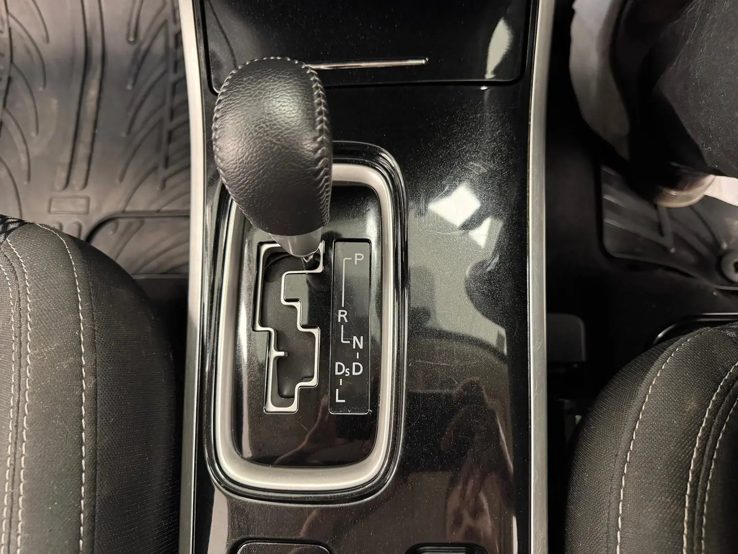 2020 Mitsubishi Outlander Gallery Image 23