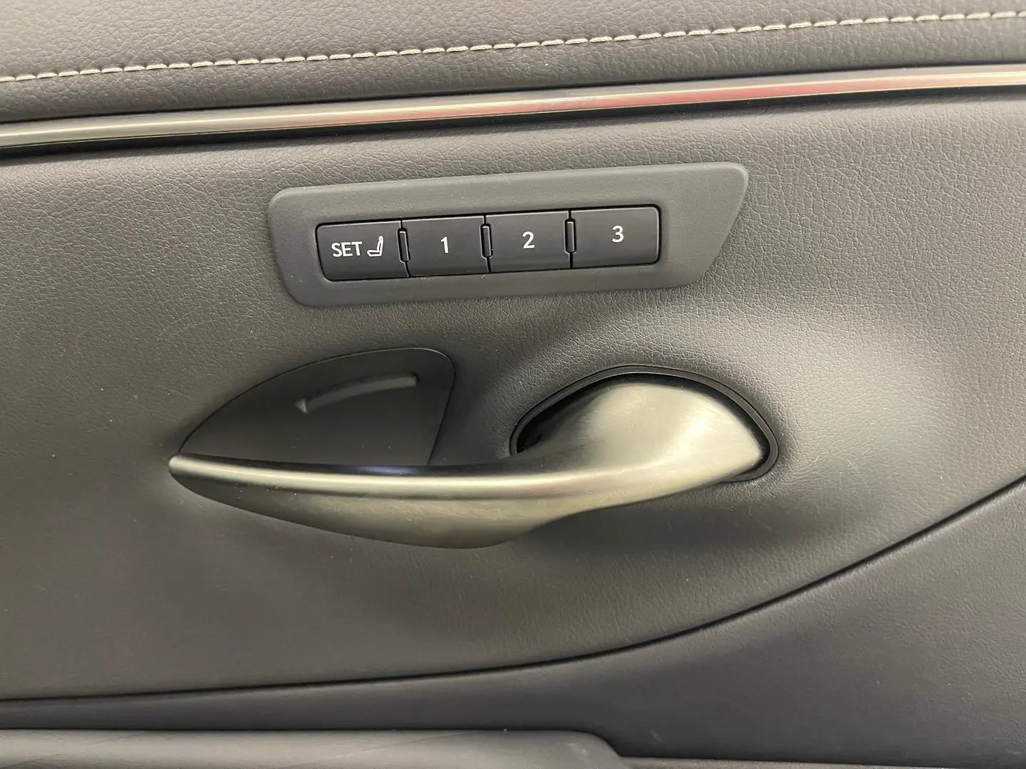 2021 Lexus ES Gallery Image 21