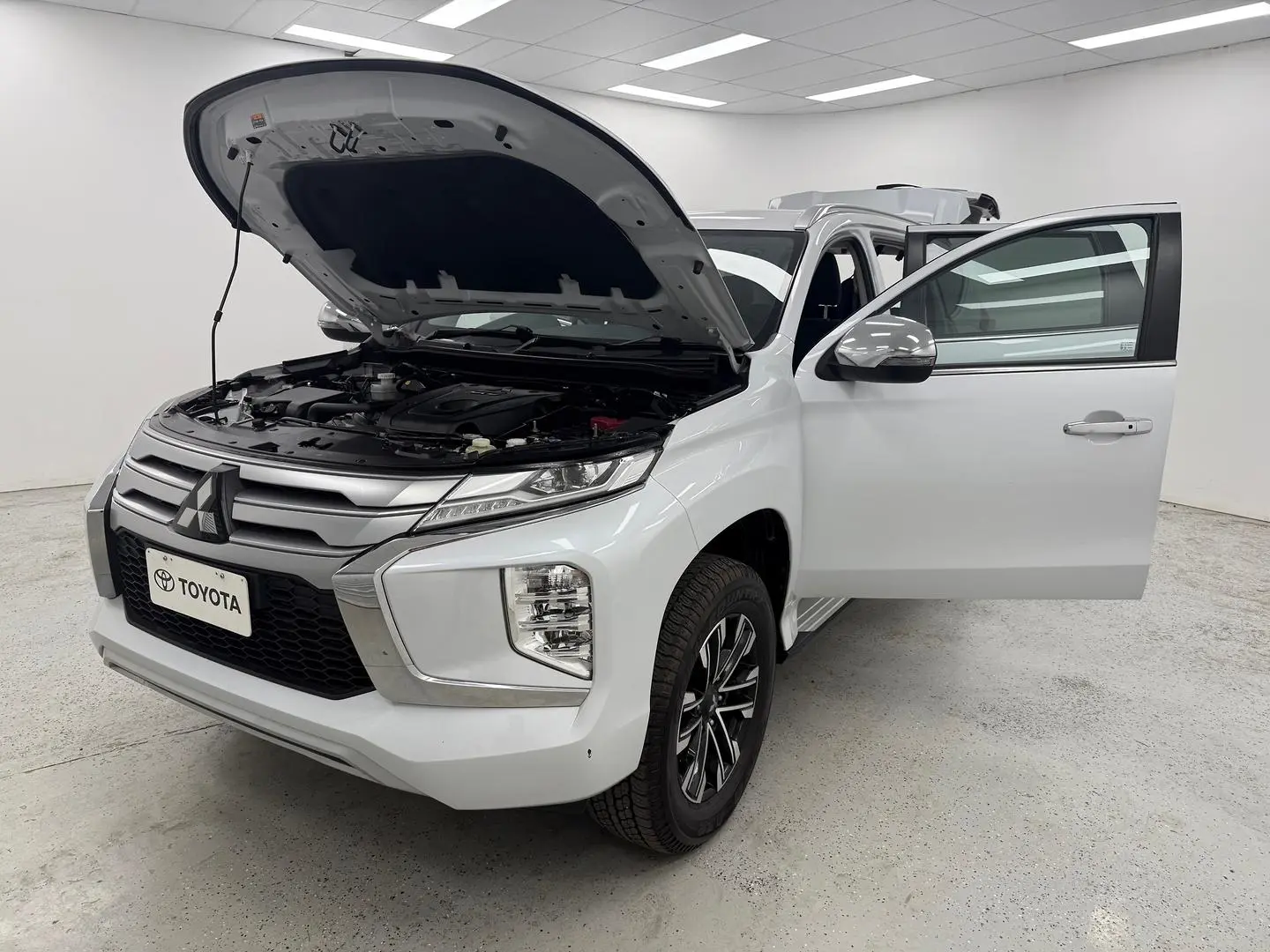 2023 Mitsubishi Pajero Sport Gallery Image 8