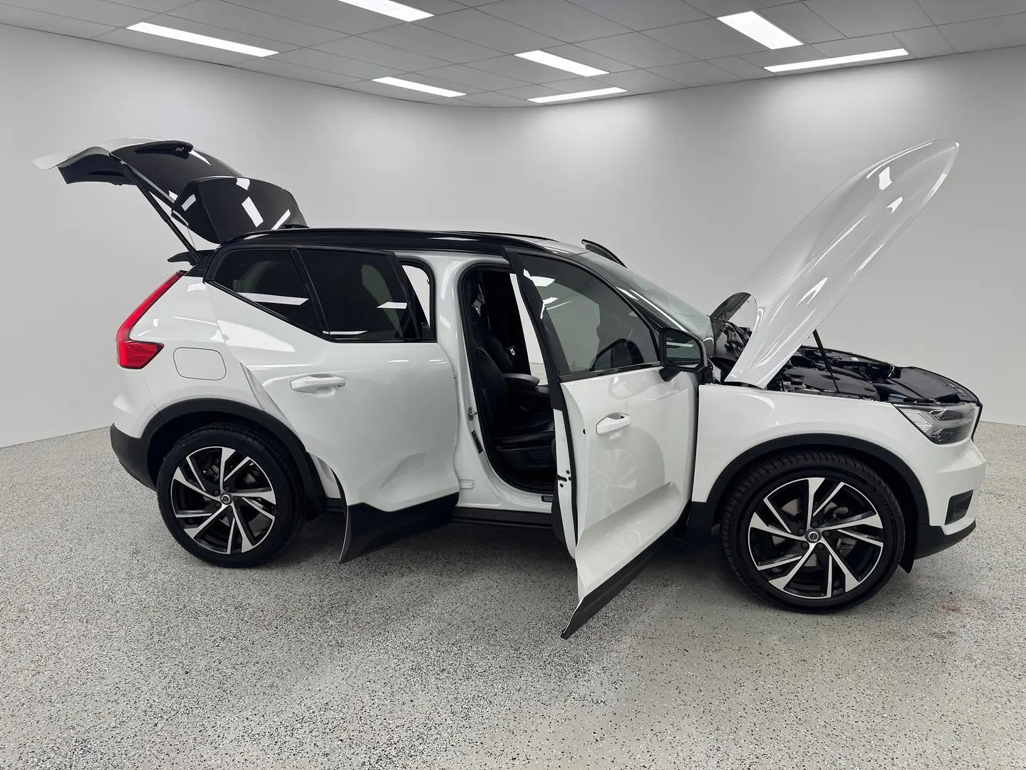 2020 Volvo XC40 Gallery Image 8