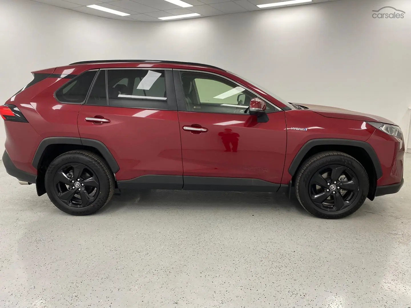 2019 Toyota RAV4 Image 2