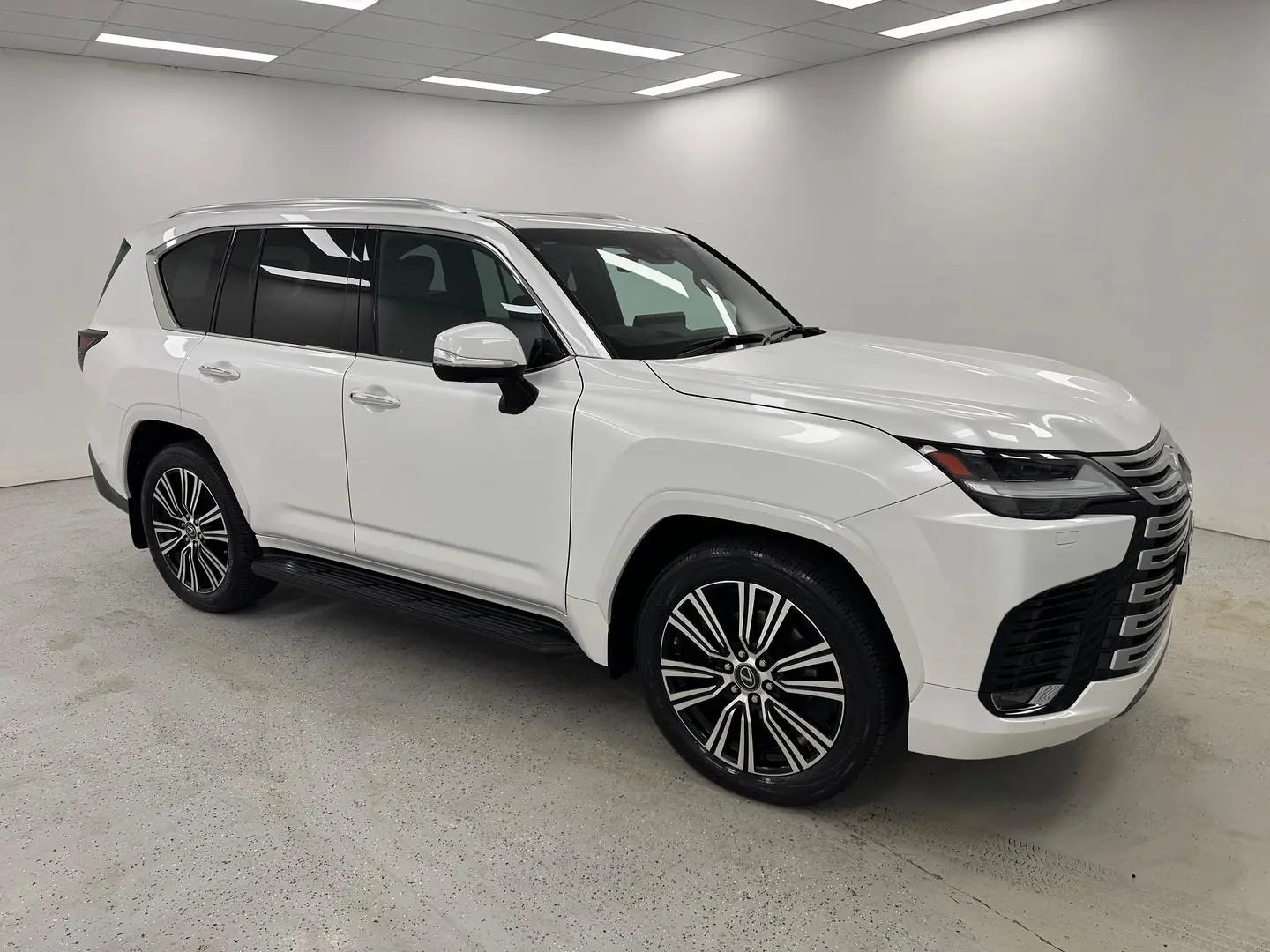 2022 Lexus LX Gallery Image 2