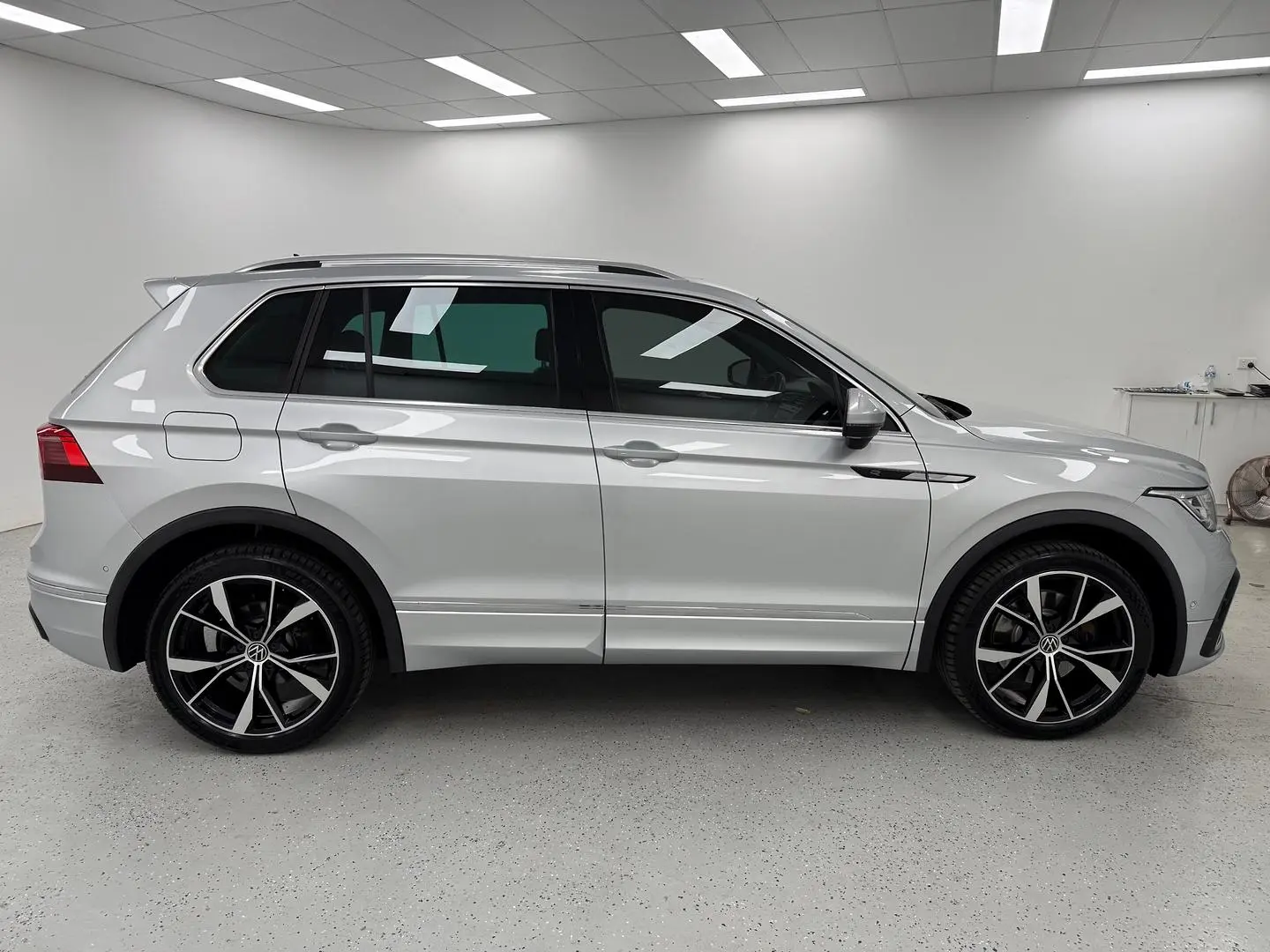 2021 Volkswagen Tiguan Gallery Image 2