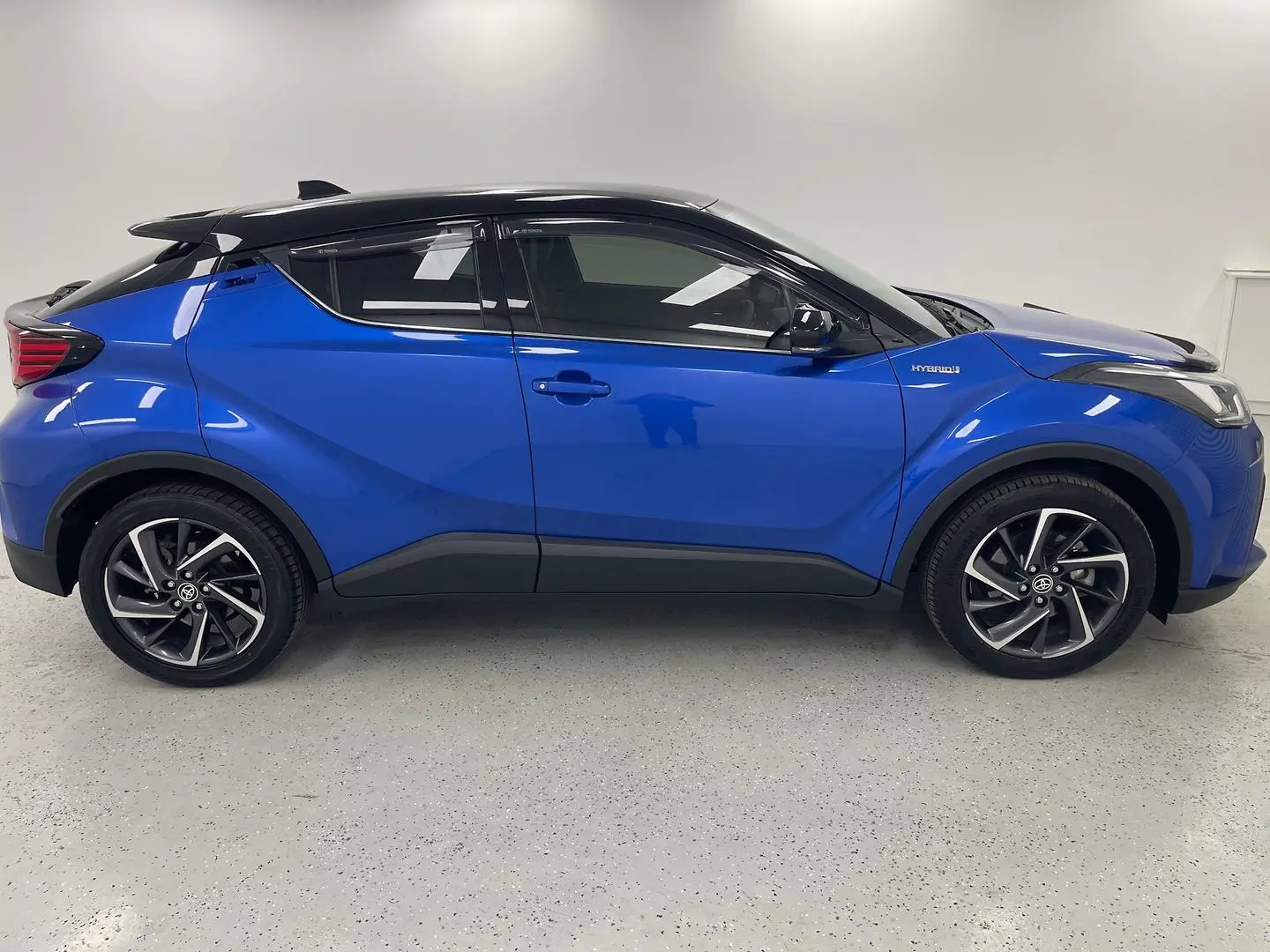 2021 Toyota C-HR Gallery Image 2