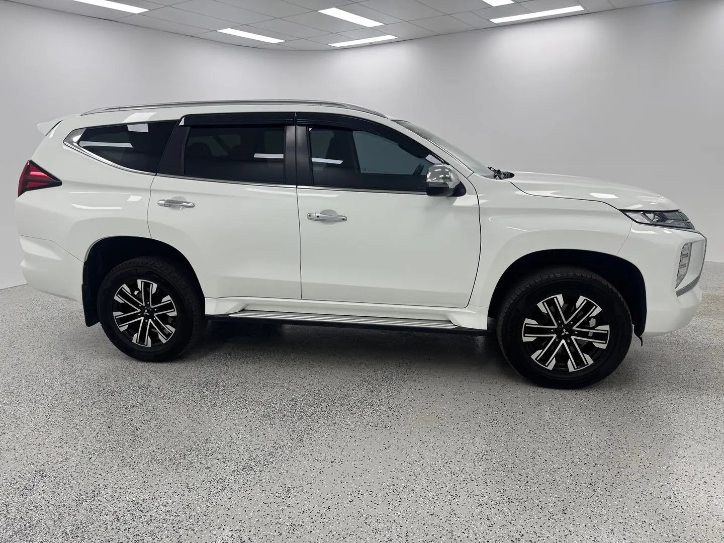 2022 Mitsubishi Pajero Sport Gallery Image 2