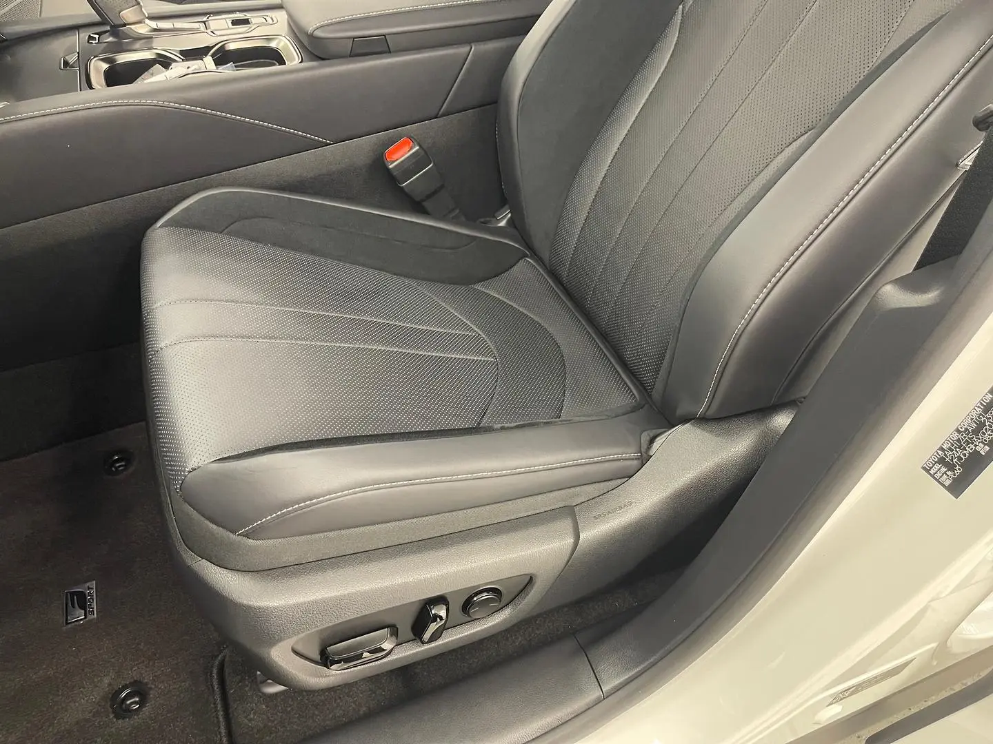 2025 Lexus RX Gallery Image 17