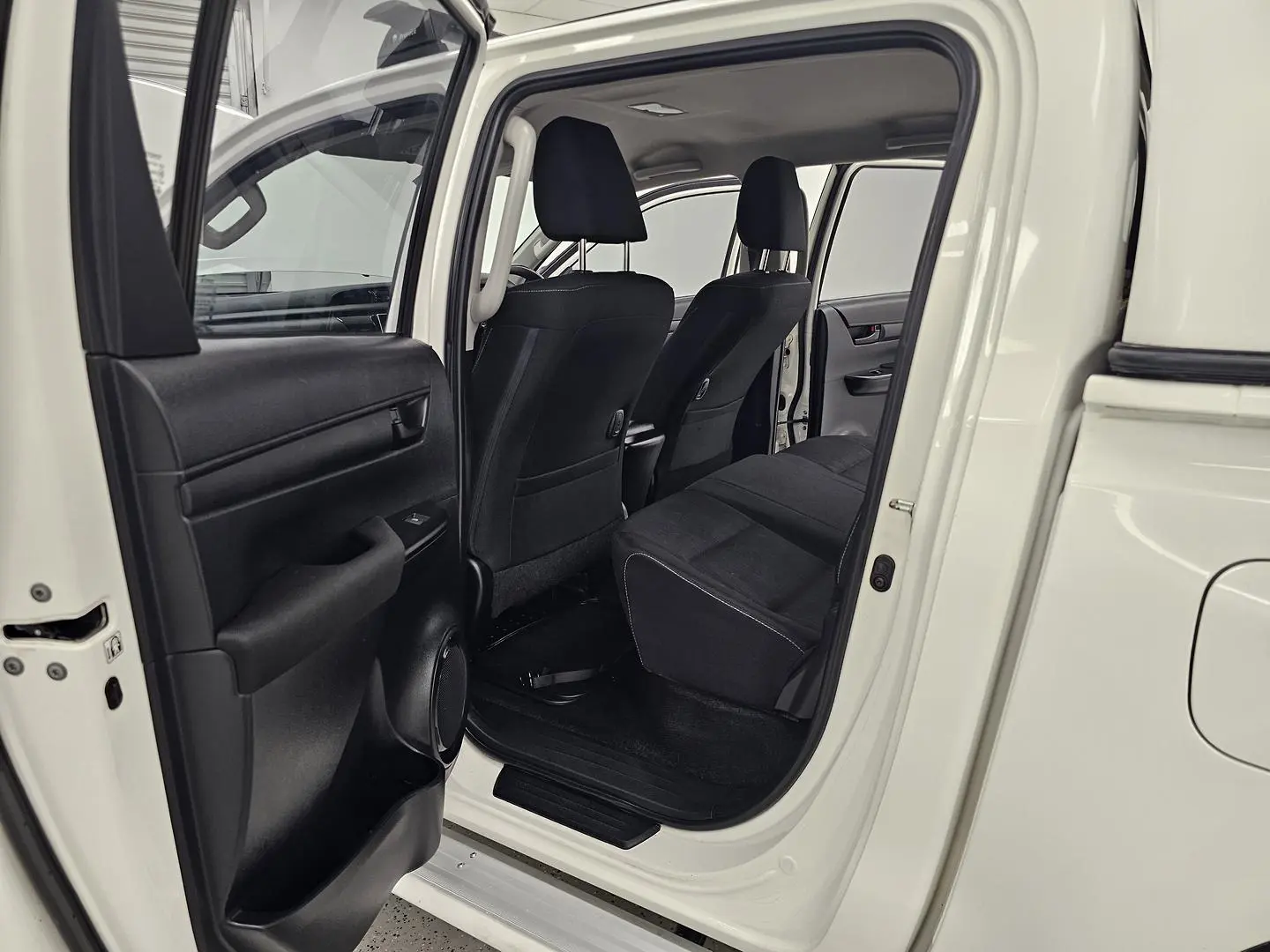 2015 Toyota Hilux Gallery Image 14