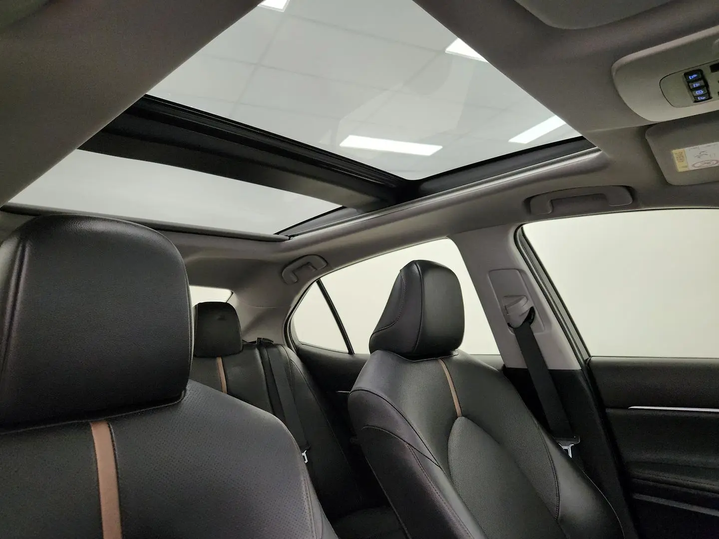 2020 Toyota Camry Gallery Image 28