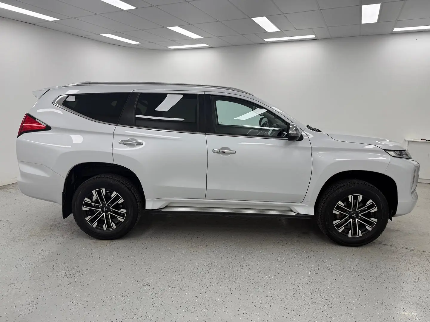 2023 Mitsubishi Pajero Sport Gallery Image 2