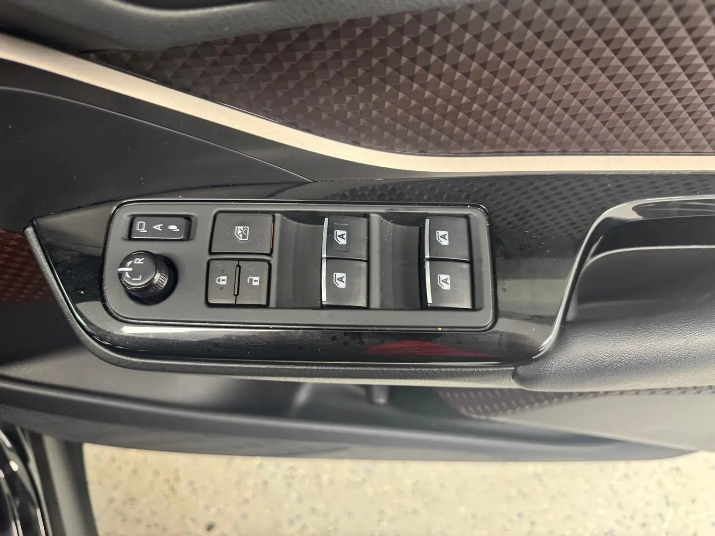 2018 Toyota C-HR Gallery Image 17