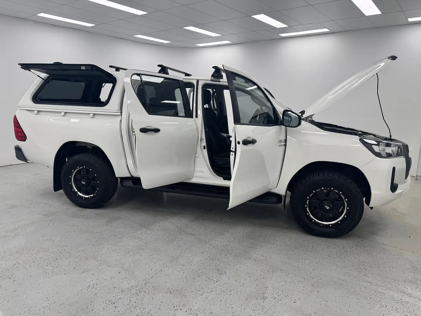 2021 Toyota Hilux Gallery Image 8