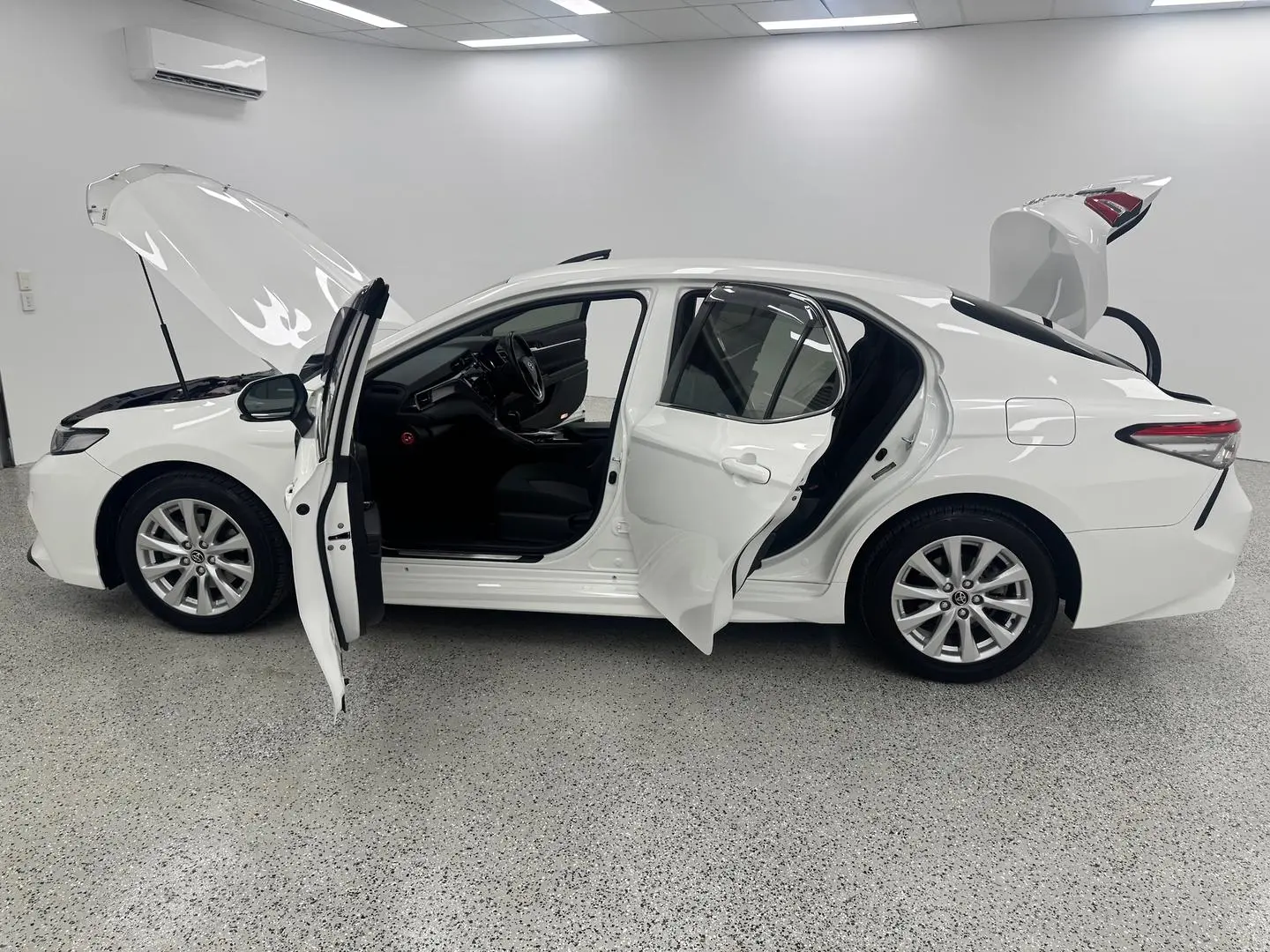 2019 Toyota Camry Gallery Image 11