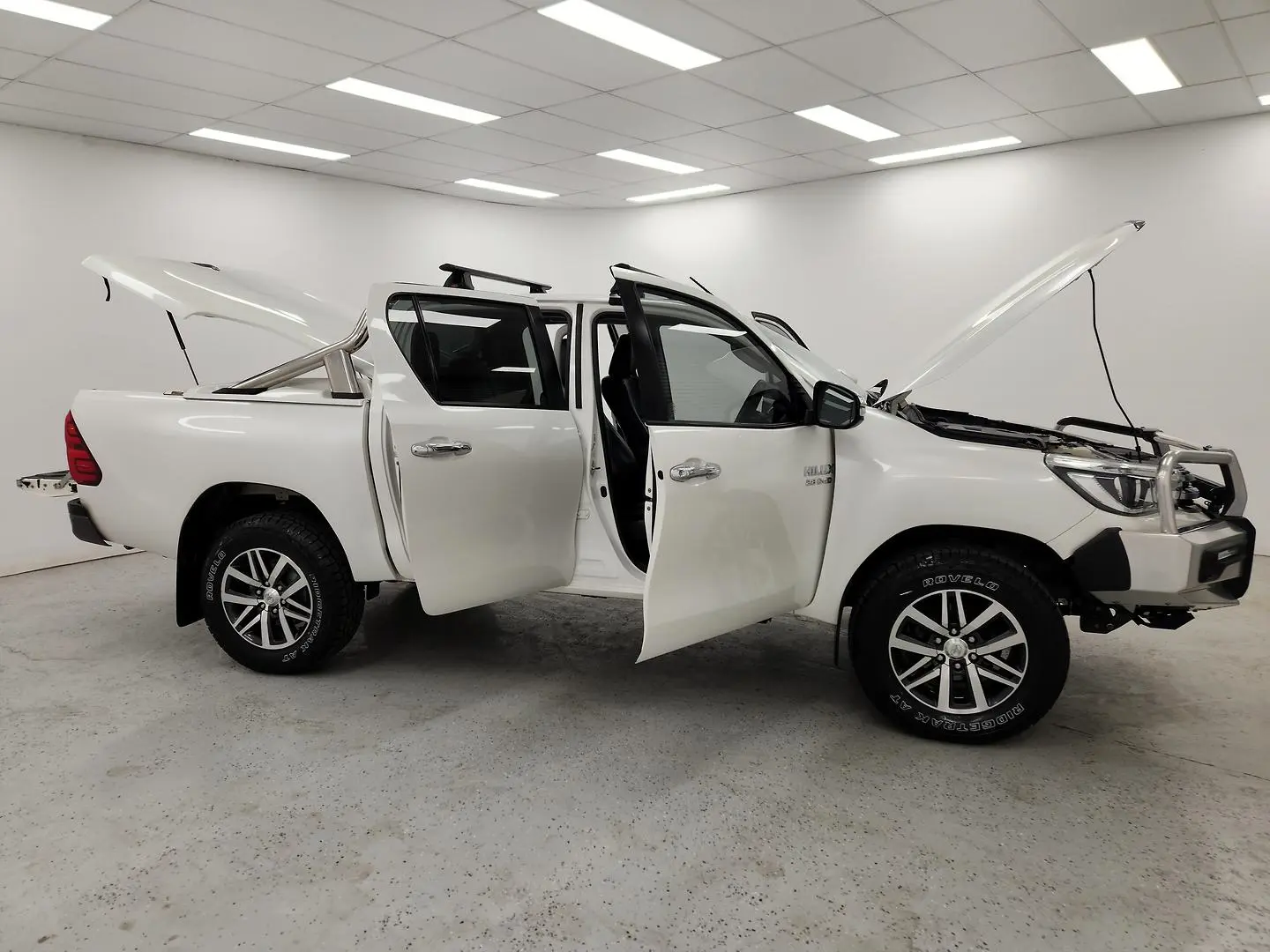 2017 Toyota Hilux Gallery Image 9